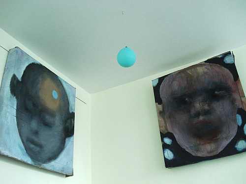 Obrázek:dvě hlavy v rohu a balónek