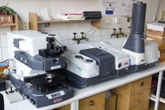 FTIR spektrometr Thermo Nicolet 6700 s mikroskopem a Ramanovým modulem (více o vybavení laboratoře vibrační spektroskopie...)